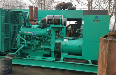 鼓楼发电机组如何判断水冷式机油散热器内部是否需要清洗？